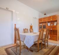 Esszimmer mit Tisch und Stühlen, Holzschrank, Heizkörper, 3-Zimmer-Wohnung.