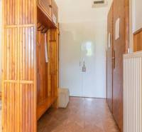 Der Flur in einer 3-Zimmer-Wohnung mit Holzschränken und weißen Türen.