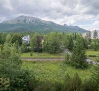 Aussicht von einer 3-Zimmer-Wohnung in der Hohen Tatra auf majestätische Berge und dichte Wälder.