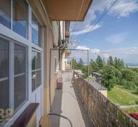 Balkon einer 3-Zimmer-Wohnung in der Hohen Tatra mit Blick auf die Natur und den Parkplatz.