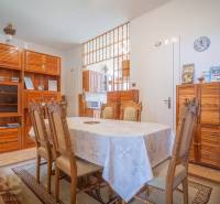 Esszimmer in einer 3-Zimmer-Wohnung mit Holzmöbeln und gedecktem Tisch.