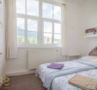 Schlafzimmer in einer 3-Zimmer-Wohnung mit großem Fenster und Blick auf die Berge.