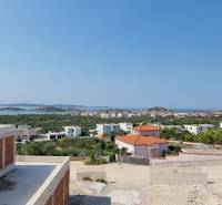 Meerblick von der Villa in Vodice mit einem Teil der Bebauung und Grünflächen.