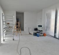 Innenrenovierung in der Villa mit Leiter, Werkzeug und Folie auf dem Boden.