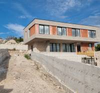 Eine im Bau befindliche Villa in Vodice mit einer Betonterrasse und modernen Fenstern.