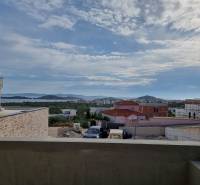 Blick von der Villa in Vodice auf das Meer und die umliegende Landschaft unter den Wolken.