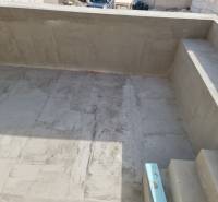 In der Bauvilla in Vodice gibt es eine Betonterrasse und Treppen.