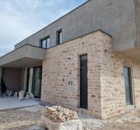 Eine Villa in Vodice mit strukturiertem Steinverkleidung und Terrasse, kurz vor der Fertigstellung.