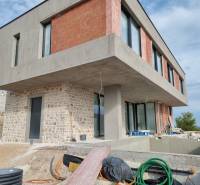 Unvollendete Villa in Vodice mit Beton- und Ziegelfassade, Pool und Veranda.