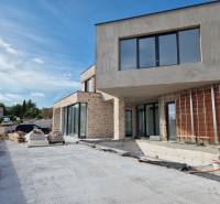 Eine Villa in Vodice während der Bauarbeiten mit Außenmaterialien und Blick auf die Umgebung.