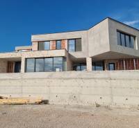 Außenansicht der Villa in Vodice mit modernen Fenstern und Sichtbeton.