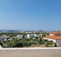 Blick von der Villa in Vodice auf die Küste mit Häusern und Grünflächen.