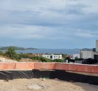 Baugrundstück mit Meerblick, umgeben von Villen in Vodice.