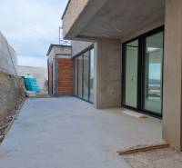 Unvollendete Terrasse bei der Villa in der Stadt Vodice mit unvollendeter Fassade und Glas.