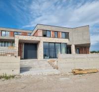 Unvollendete Villa in Vodice mit großen Glasflächen und Steinverkleidung.