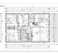 Grundriss des Erdgeschosses eines Einfamilienhauses in Kozárovce mit detaillierten Raummaßen.