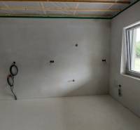 Umbauarbeiten im Inneren eines Einfamilienhauses zeigen einen leeren Raum mit einem Fenster.
