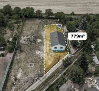 Luftaufnahme eines Einfamilienhauses in Kozárovce mit Garten, Grundstücksfläche 779 m².