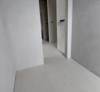 Weiße Wand und Türöffnung in einem Einfamilienhaus mit grundlegender Elektroinstallation.