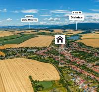 Luftaufnahme eines Einfamilienhauses in Kozárovce, umgeben von Feldern und Natur.