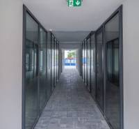 Verbindungsgang mit Notbeleuchtung in Geschäftsräumen.