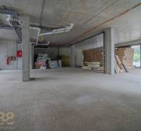 Zukünftige Geschäftsräume mit Baumaterial und Rohrinstallation in Svit.