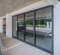 Verkaufslokale mit Glasfassade in Svit mit Parkmöglichkeiten und moderner Architektur.