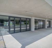 Gewerbeflächen in der Stadt Svit mit verglastem Eingang und Betondecke.