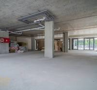 Gewerbeflächen im Umbau mit Glas und Beton, bereit für Anpassungen.