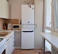 Küche in einer 3-Zimmer-Wohnung mit Kühlschrank, Mikrowelle und Herd.