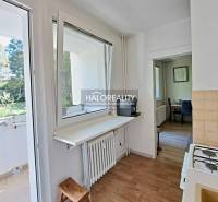 Küche in einer 3-Zimmer-Wohnung mit Blick auf den Balkon und die umliegende Grünfläche.