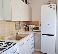Küche in einer 3-Zimmer-Wohnung mit einem Gasherd und einem weißen Kühlschrank.