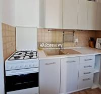 Küche in einer 3-Zimmer-Wohnung mit Herd und Spüle.