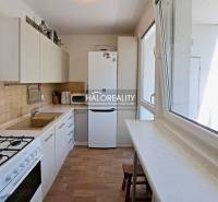 Küche in einer 3-Zimmer-Wohnung mit weißen Schränken, Gasherd und Fenster.