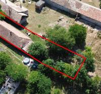 Ein Einfamilienhaus in Hronovce mit Garten und sichtbarem Dach, markiert mit einer roten Linie.