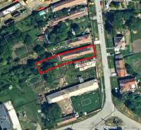 Satellitenkarte von Einfamilienhäusern und Grundstücken in Hronovce mit markierten Parzellen.