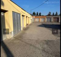Parkgaragen in Dunajská Streda mit Reihenbebauung und Asphaltstraße.
