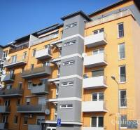 Ein Niedrigenergiegebäude in der Pezinska-Straße in Senec, das moderne Einzimmerwohnungen anbietet.