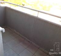 Balkon mit Geländer in einer Einzimmerwohnung in der Pezinska-Straße in Senec.
