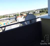 Ein Balkon mit Blick auf die Stadt Senec in der Pezinská-Straße, aus einer Einzimmerwohnung.
