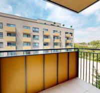Balkon mit Blick auf den Wohnkomplex in Senica an der Sadová, 2-Zimmer-Wohnung.