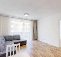 Wohnzimmer mit Ecksofa und Esstisch in einer 2-Zimmer-Wohnung.