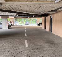 Innenraum einer Garage mit Parkplätzen und Ausfahrt zur Sadová-Straße in Senica.