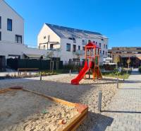 Spielplatz mit Sandkasten und Rutsche in Bratislava - Jarovce in der Perlová-Straße.