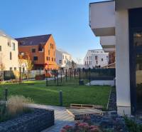 Der Hof des Wohnkomplexes in der Perlová-Straße in Bratislava - Jarovce mit einem Kinderspielplatz.