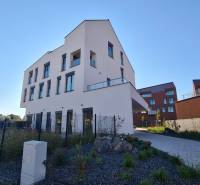 Neubau in der Perlová-Straße in Bratislava - Jarovce mit modernen Fenstern und gestalteter Umgebung.