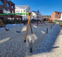 Spielplatz in der Perlová-Straße in Bratislava - Jarovce, umgeben von mehrstöckigen Gebäuden.