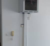 Kanzleien mit Kommunikationsgeräten und Netzwerkschrank an der weißen Wand.