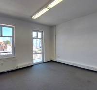 Geräumige Büros mit Fenster und Balkon, die einen Blick auf die Stadt bieten.