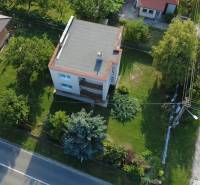 Ein Einfamilienhaus in Rakoľuby, Nové Mesto nad Váhom, umgeben von einem Garten und einer Nachbarschaft.